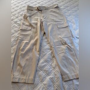 NEW Banana Republic cargo ankle joggers in an ivory shade 🤍